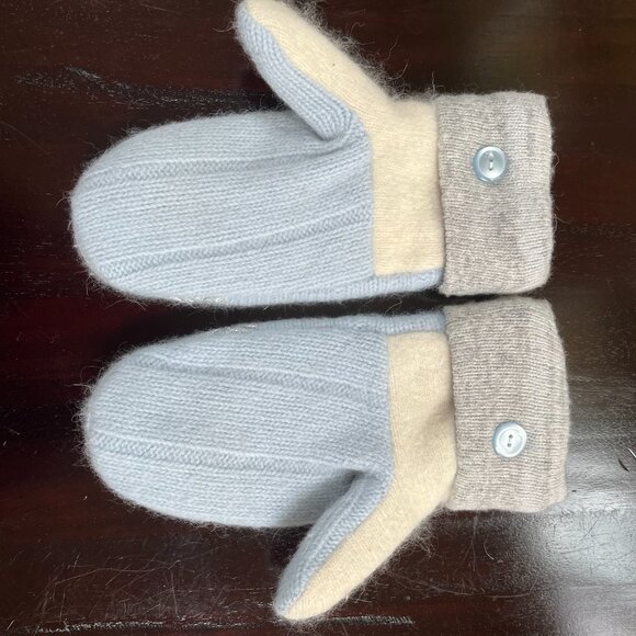 beautiful Women's Fleece lined mittens - OS - Picture 2 of 3
